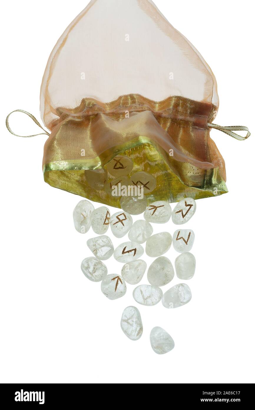 Satz von qvartz Runen mit Beutel auf weißem Hintergrund Stockfoto