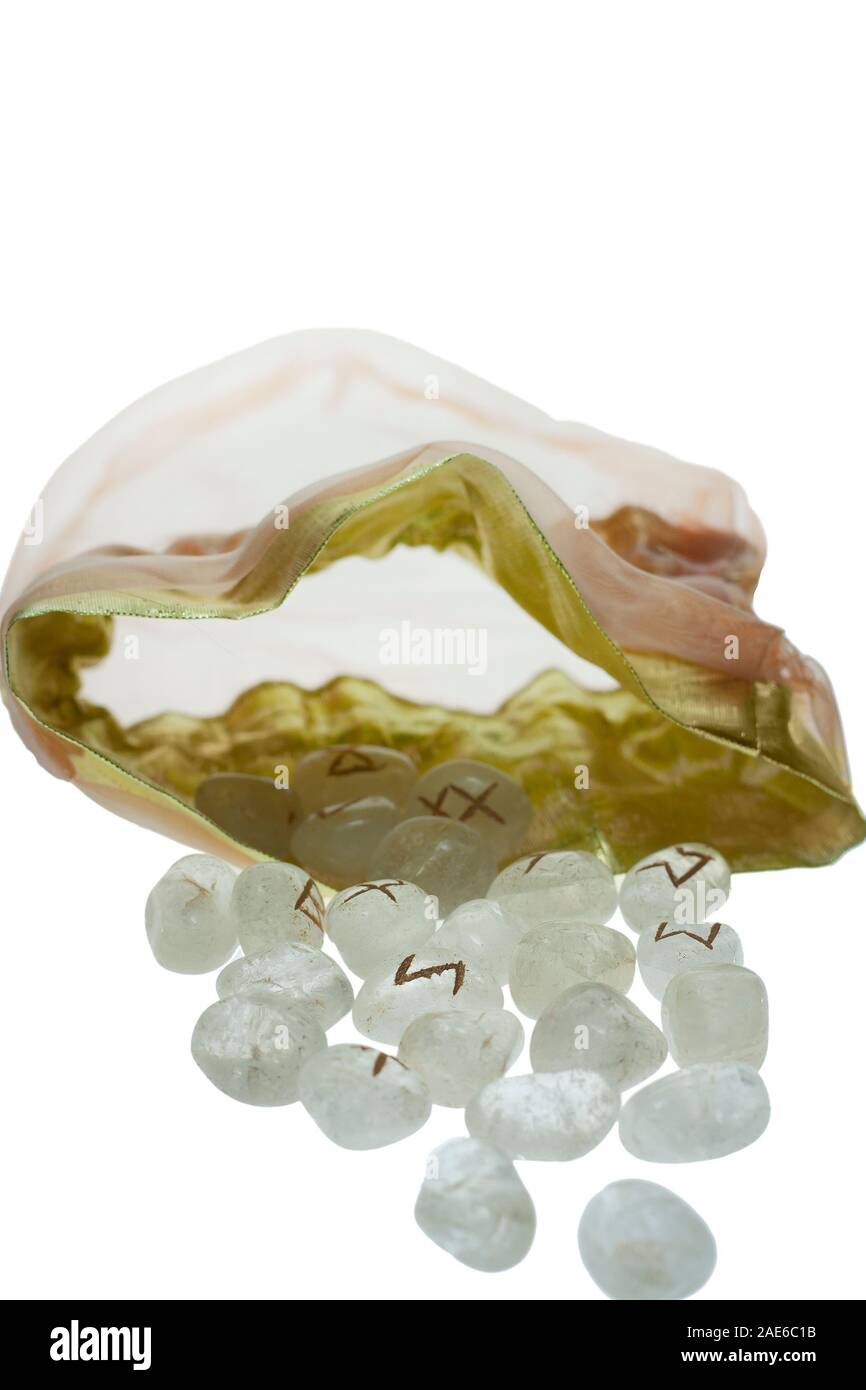 Satz von qvartz Runen mit Beutel auf weißem Hintergrund Stockfoto