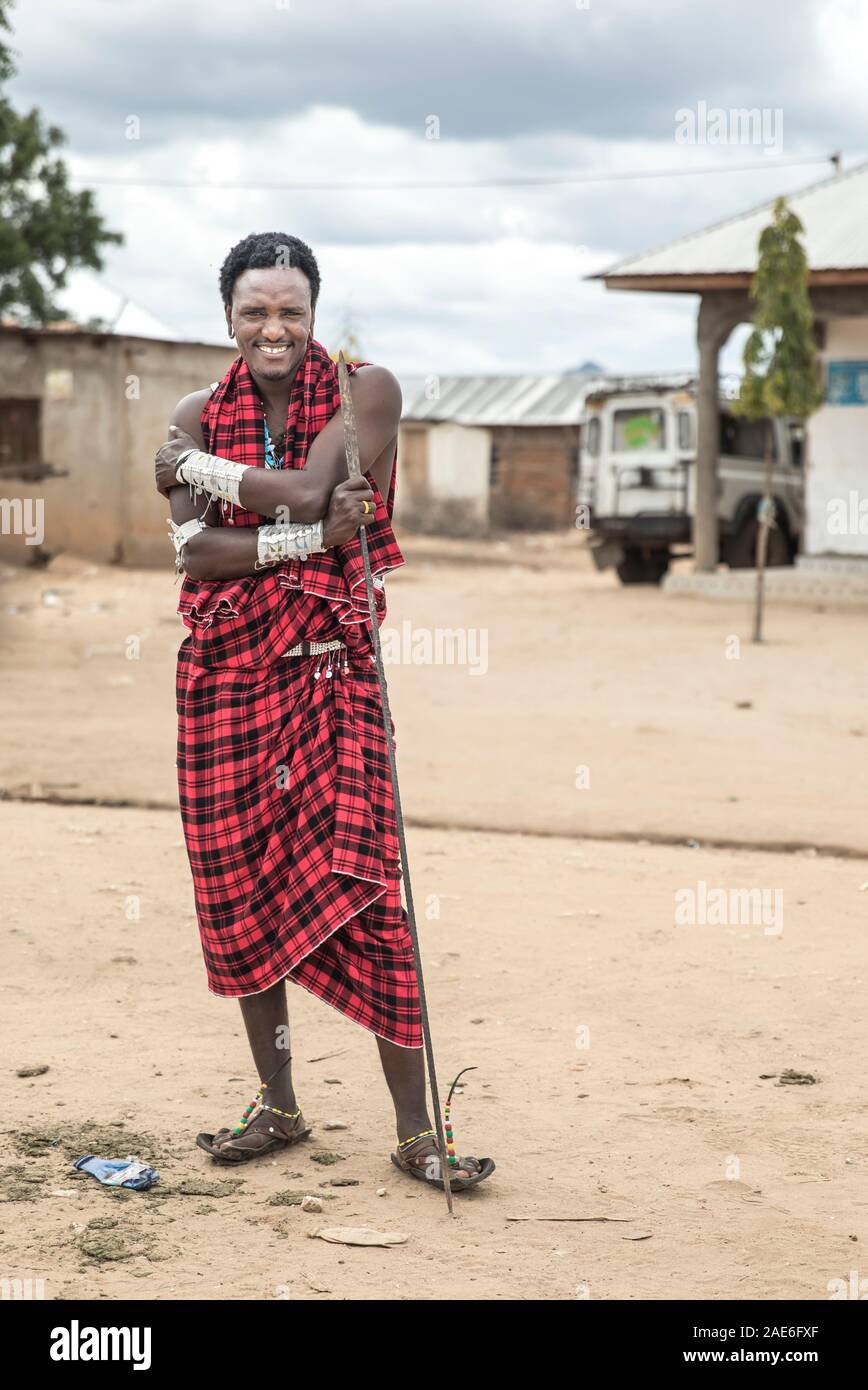 Stattliche Masai Krieger mit seinem Speer in einer Stadt Stockfoto