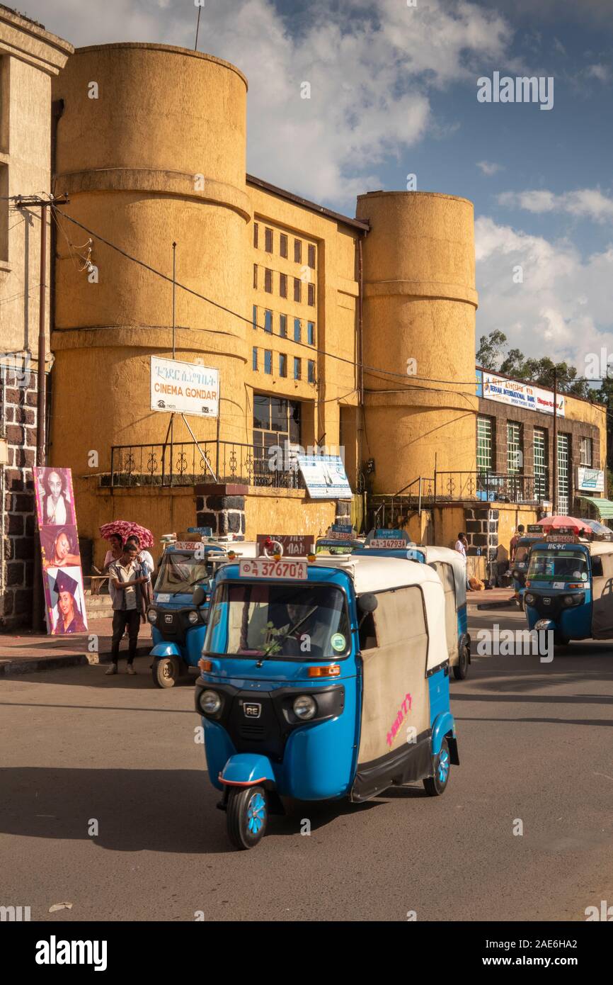 Äthiopien, Amhara-region, Gondar, Stadtzentrum, Bajaj Tuk-tuk, Kino Gonder Stockfoto
