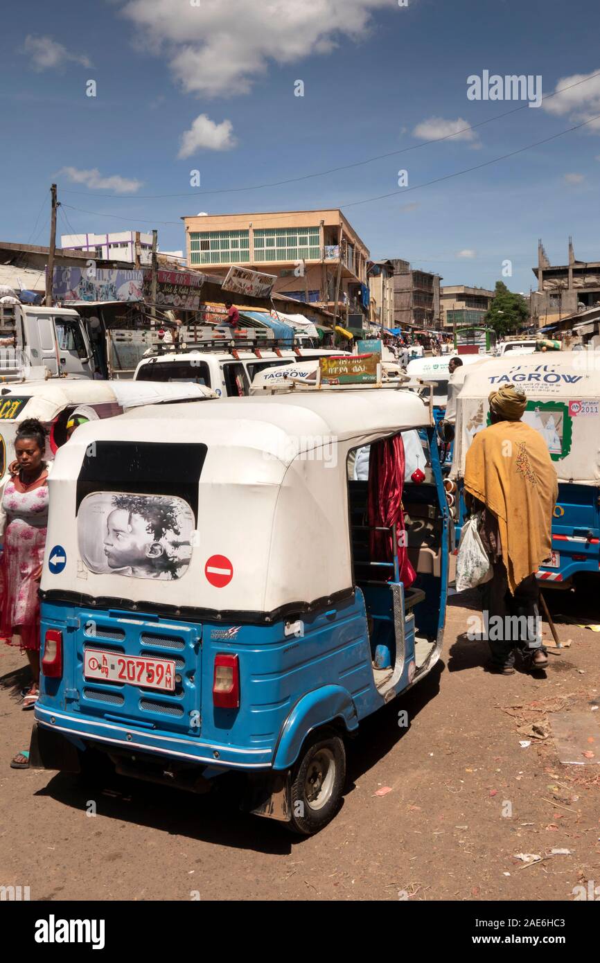 Äthiopien, Amhara-region, Gondar, Stadtzentrum, Masse von Bajaj Tuk-tuks im Marktgebiet Stockfoto