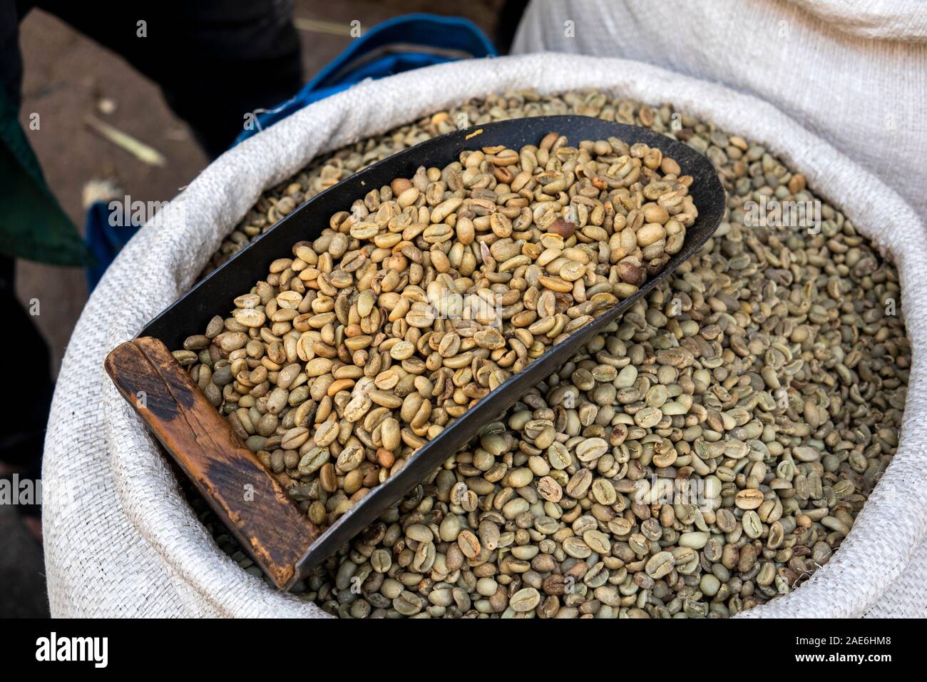 Äthiopien, Amhara-region, Gondar, Arada Markt, Lufthutze in Sack Sack von Rohstoffen hochwertige Kaffeebohnen Stockfoto