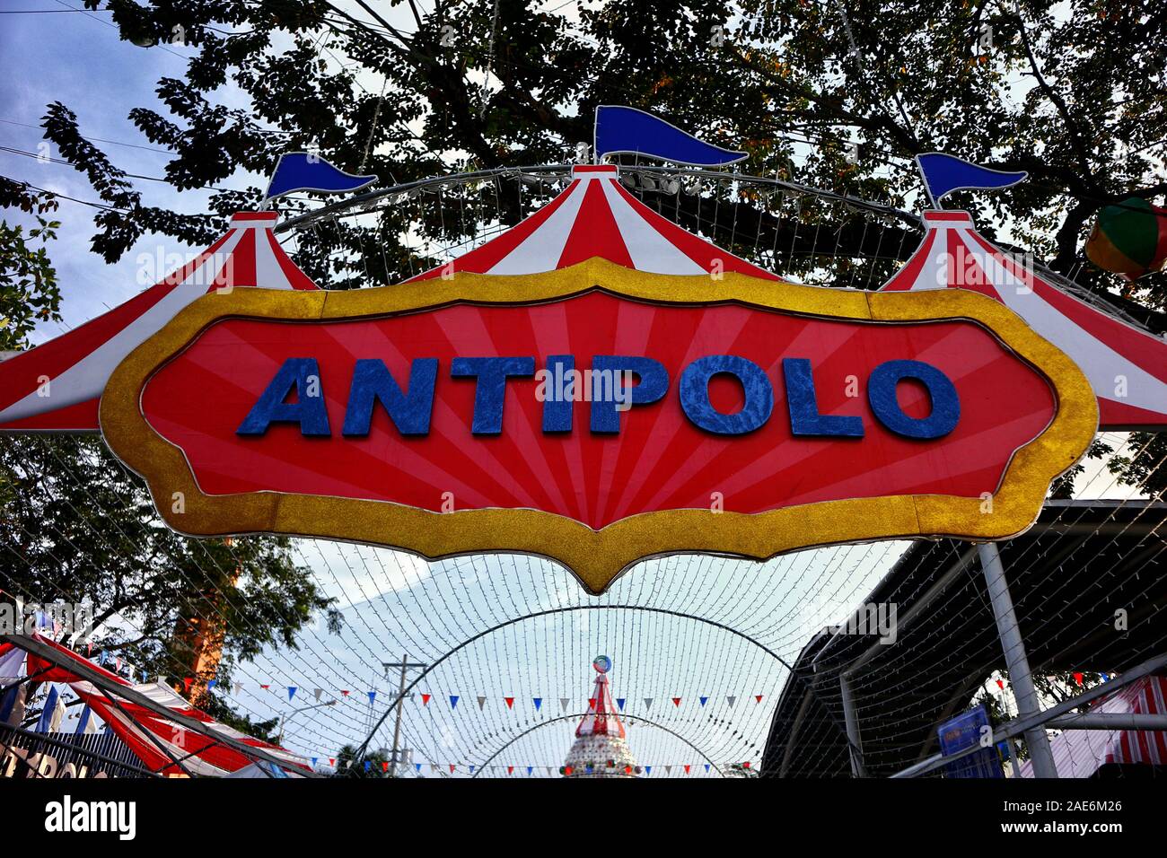 Antipolo City, Philippinen - Dezember 5, 2019: bunte Schilder am Eingang von outdoor Park in Antipolo City. Stockfoto