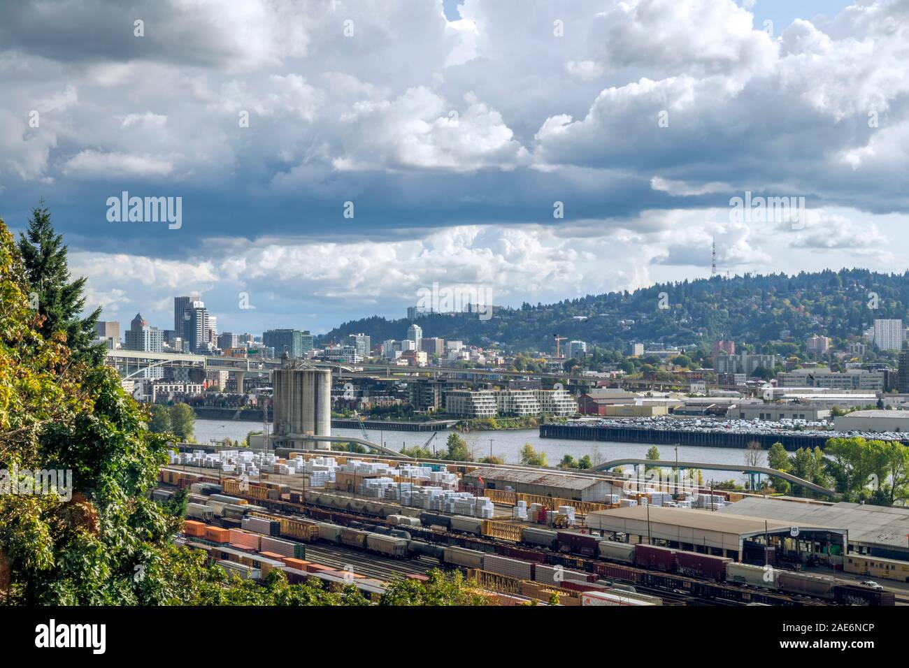 Eisenbahn Yard und Downtown Portlland, Oregon in der Ferne. Stockfoto