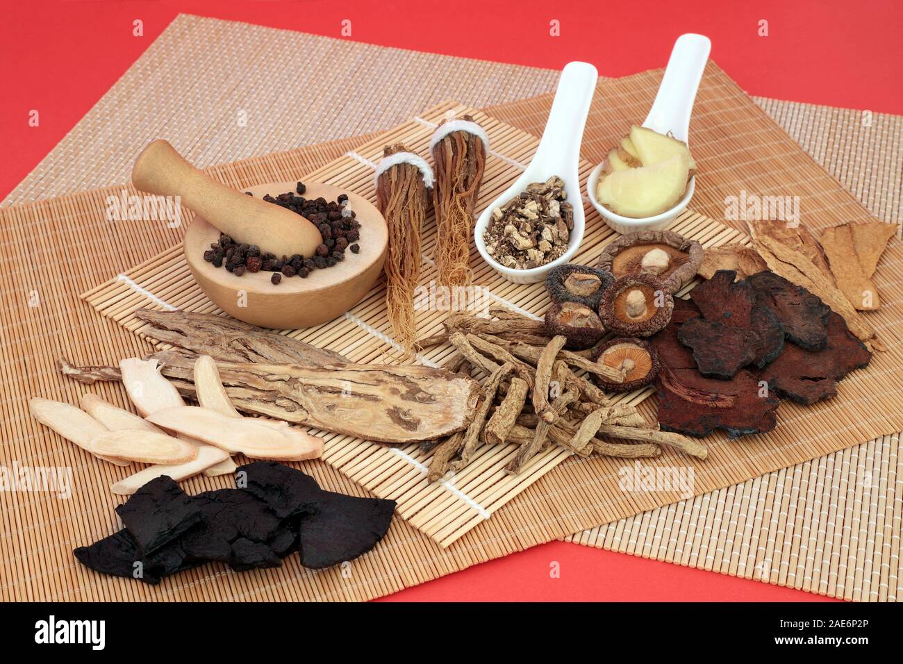 Chinesische Kruter verwendet als Strkungsmittel in traditionelle  pflanzliche Medizin auf Bambus und roten Hintergrund Stockfotografie - Alamy