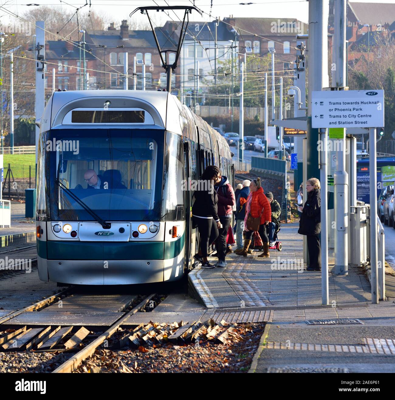 Nottingham Straßenbahn mit Passagieren auf der Plattform in der Wilkinson Street Haltestelle Nottingham, England, Großbritannien Stockfoto