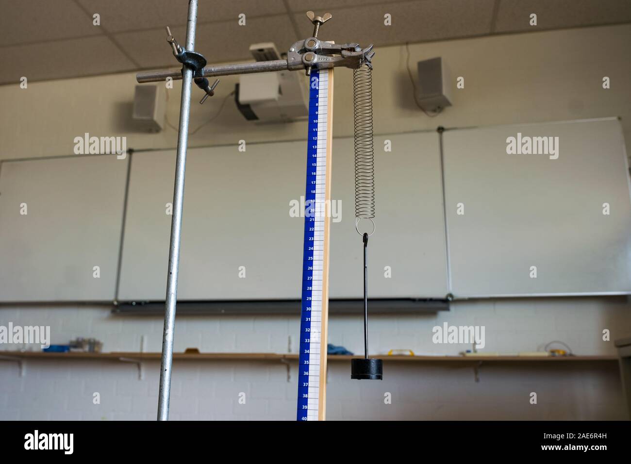 Schule Wissenschaft Kategorie demonstriert das Hookesche Gesetz mit Metallfeder und Gewicht Stockfoto