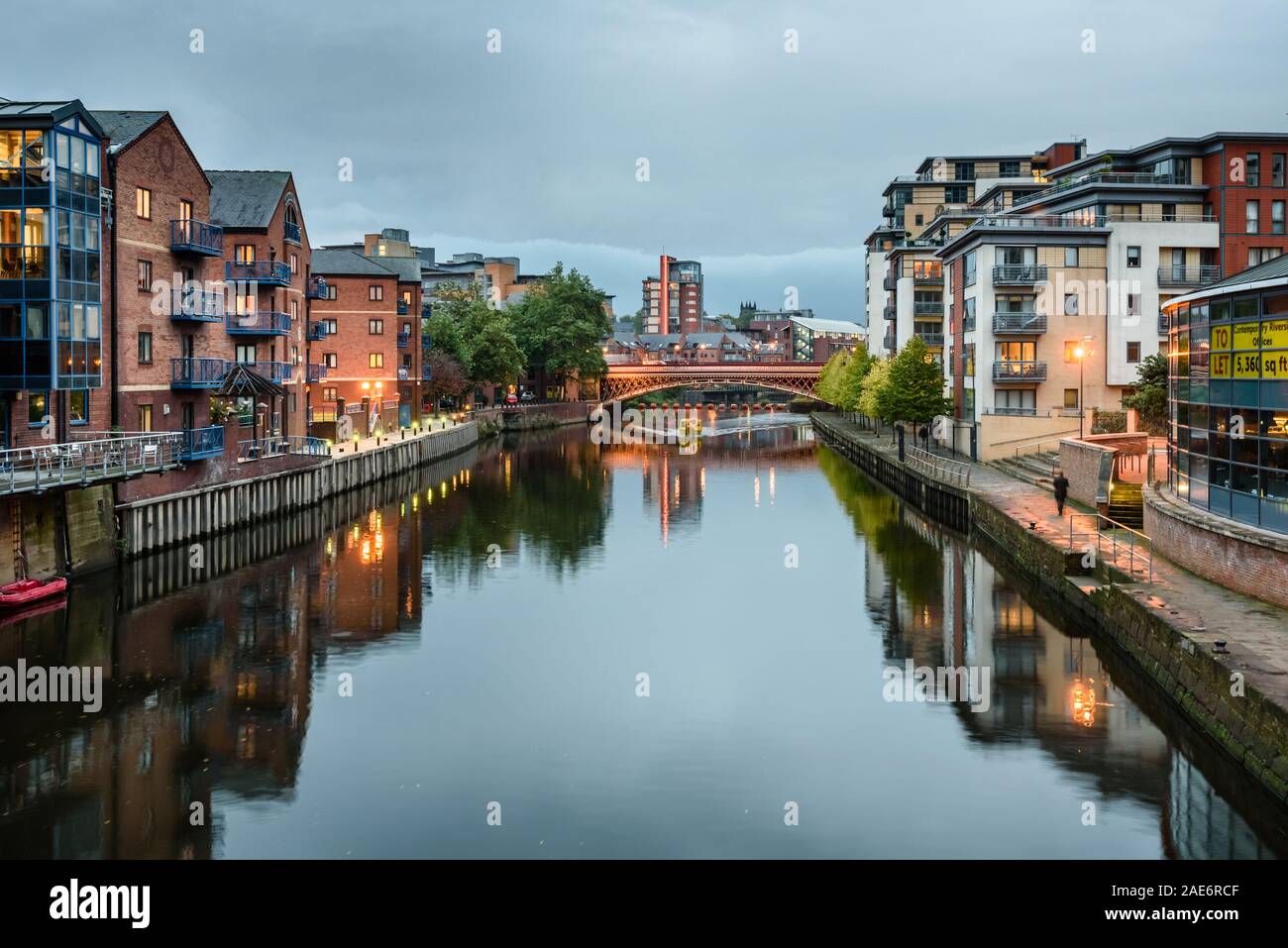 Wohnungen und anderen Gebäuden direkt am Wasser entlang des Flusses Aire, Leeds, West Yorkshire, England, Großbritannien Stockfoto