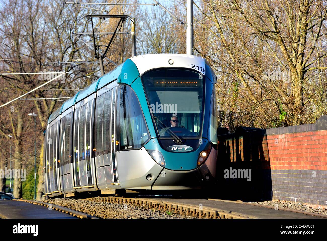 Nottingham Straßenbahn nähert sich dem Wilkinson Street Haltestelle Nottingham, England, Großbritannien Stockfoto