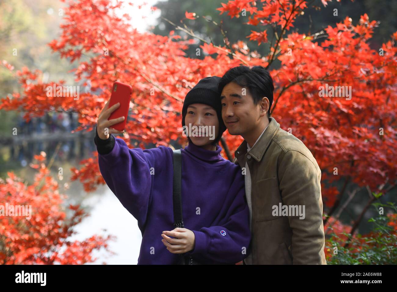 Changsha, Hunan Provinz Chinas. 7 Dez, 2019. Touristen nehmen eine selfie vor ahornblätter auf yuelu Berg in Changsha, Provinz Hunan Chinas, Dez. 7, 2019. Credit: Xue Yuge/Xinhua/Alamy leben Nachrichten Stockfoto