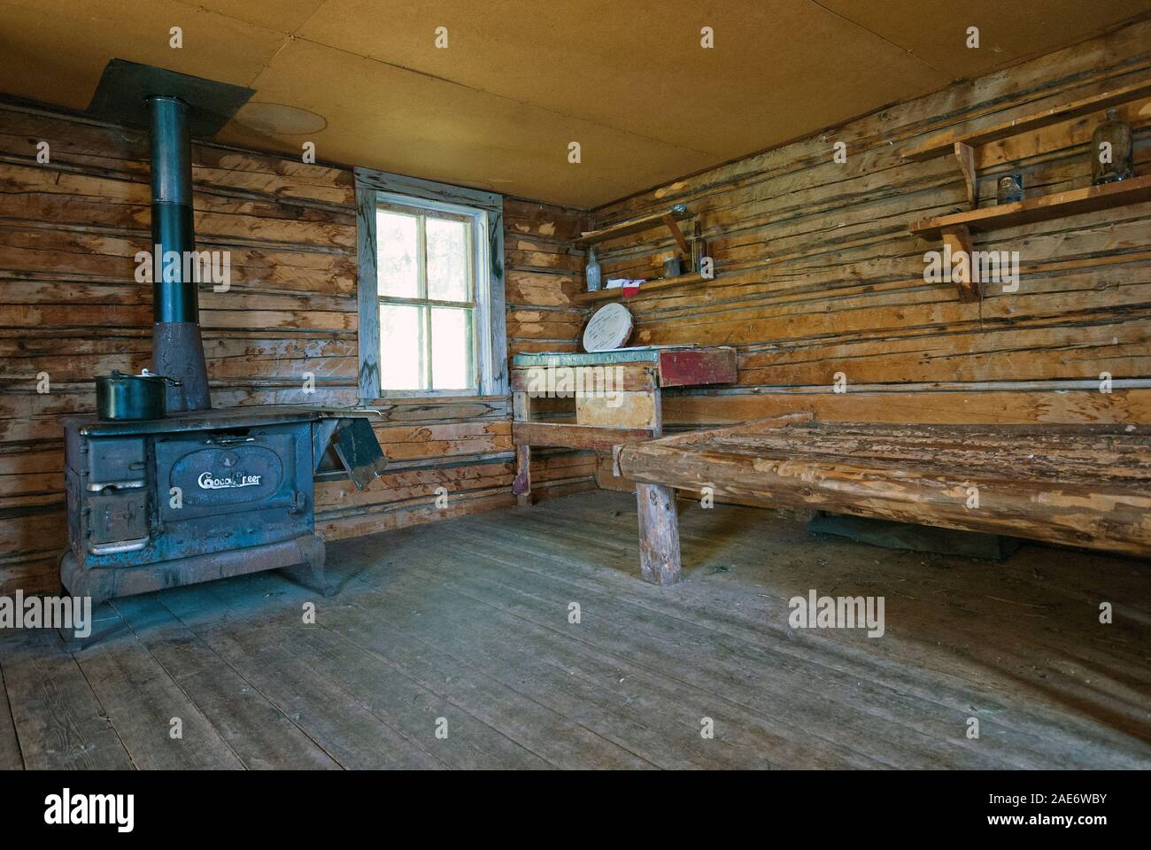 Im Inneren von Grey Owl's Cabin am Ufer des Lake Ajawaan, Prince Albert National Park, Saskatchewan, Kanada Stockfoto