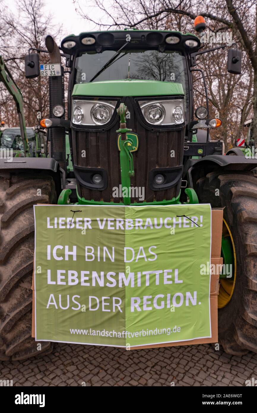 Deutschland, Brandenburger Tor, Berlin. 26/11/2019: Schätzungsweise 40.000 deutschen Landwirte am Brandenburger Tor in Berlin aus Protest gegen die Regierungen der neuen Agrarpolitik von Umwelt Pretection mit fallenden Preisen kombiniert werden, um eine Beschädigung ihrer Unternehmen gesammelt. Stockfoto