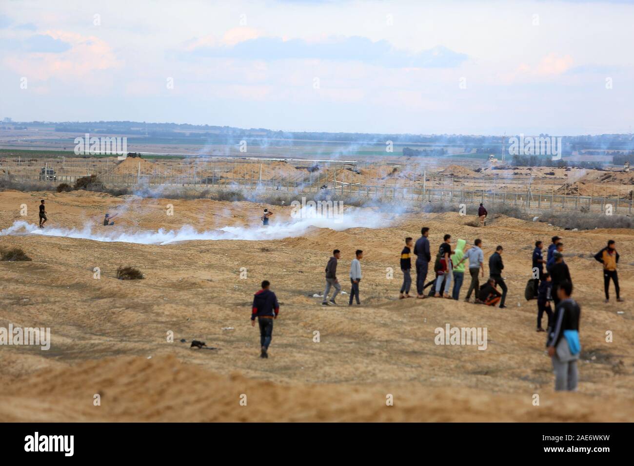 Palästinensische Demonstranten Konfrontation mit israelischen Soldaten während einer Demonstration an der Grenze mit Israel östlich der südlichen Gazastreifen Dec 6, 2019. Stockfoto