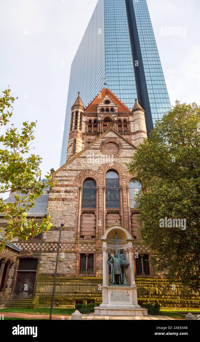 Die hoch moderne Wolkenkratzer John Hancock Tower hinter historischen Trinity Church und Phillips Brooks Memorial, Copley Square, Boston, Massachusetts, USA Stockfoto