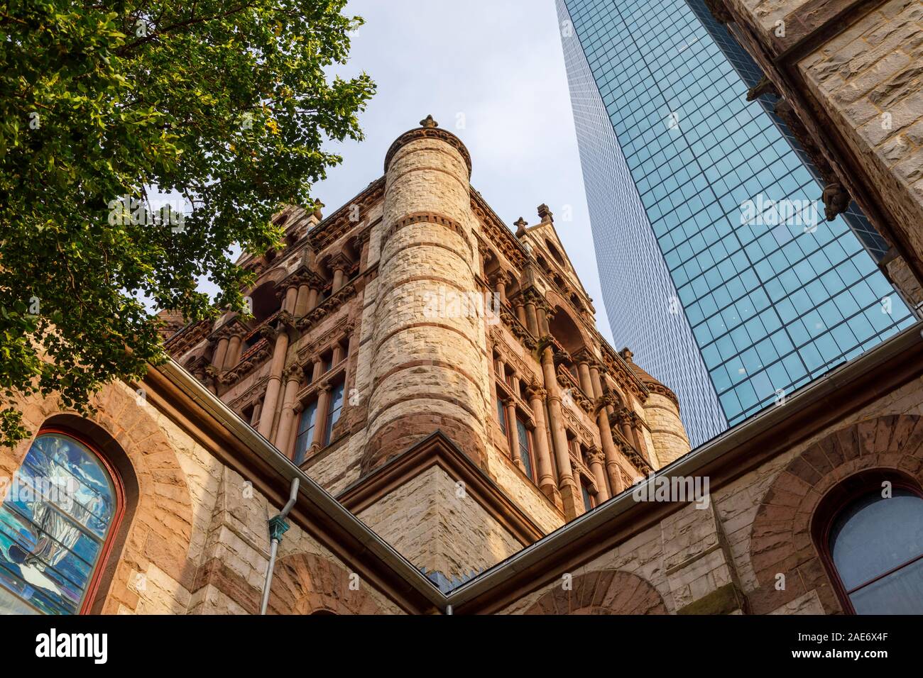 Sehenswürdigkeiten: Das Hotel ist ein hohes, modernes Hochhaus John Hancock Tower hinter historischen Trinity Church im Copley Square, Boston, Massachusetts, New England, USA Stockfoto