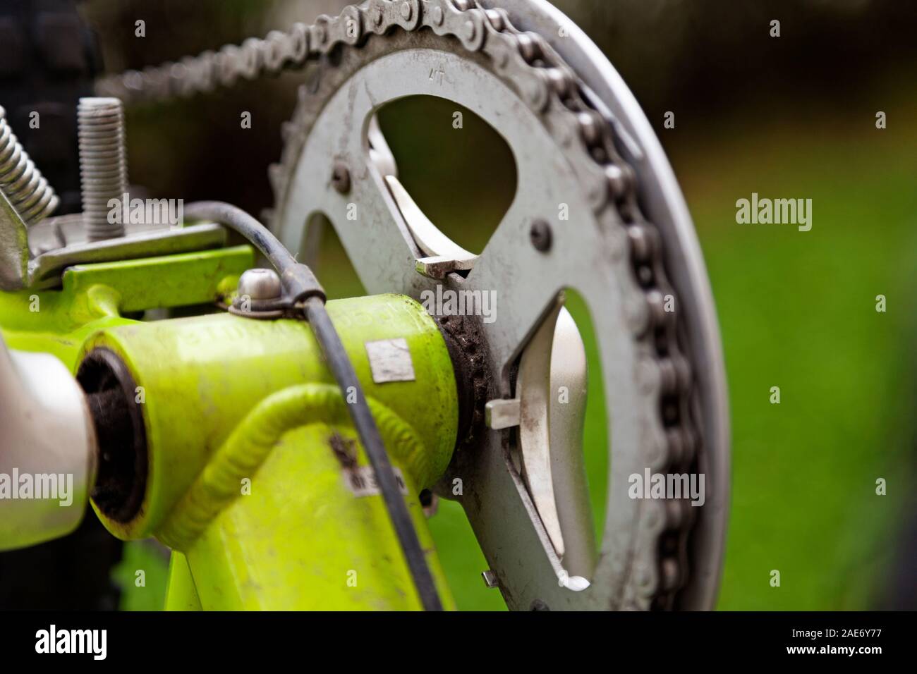 Nahaufnahme der große Zahnrad auf ein Fahrrad, wo die Pedale befestigen  Stockfotografie - Alamy