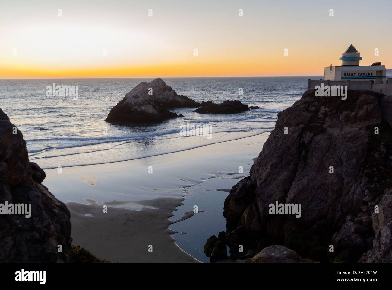 San Francisco / Vereinigte Staaten von Amerika, USA - 30. September 2019: die Silhouetten der Riffe in Ocean Beach während der Dämmerung Stockfoto