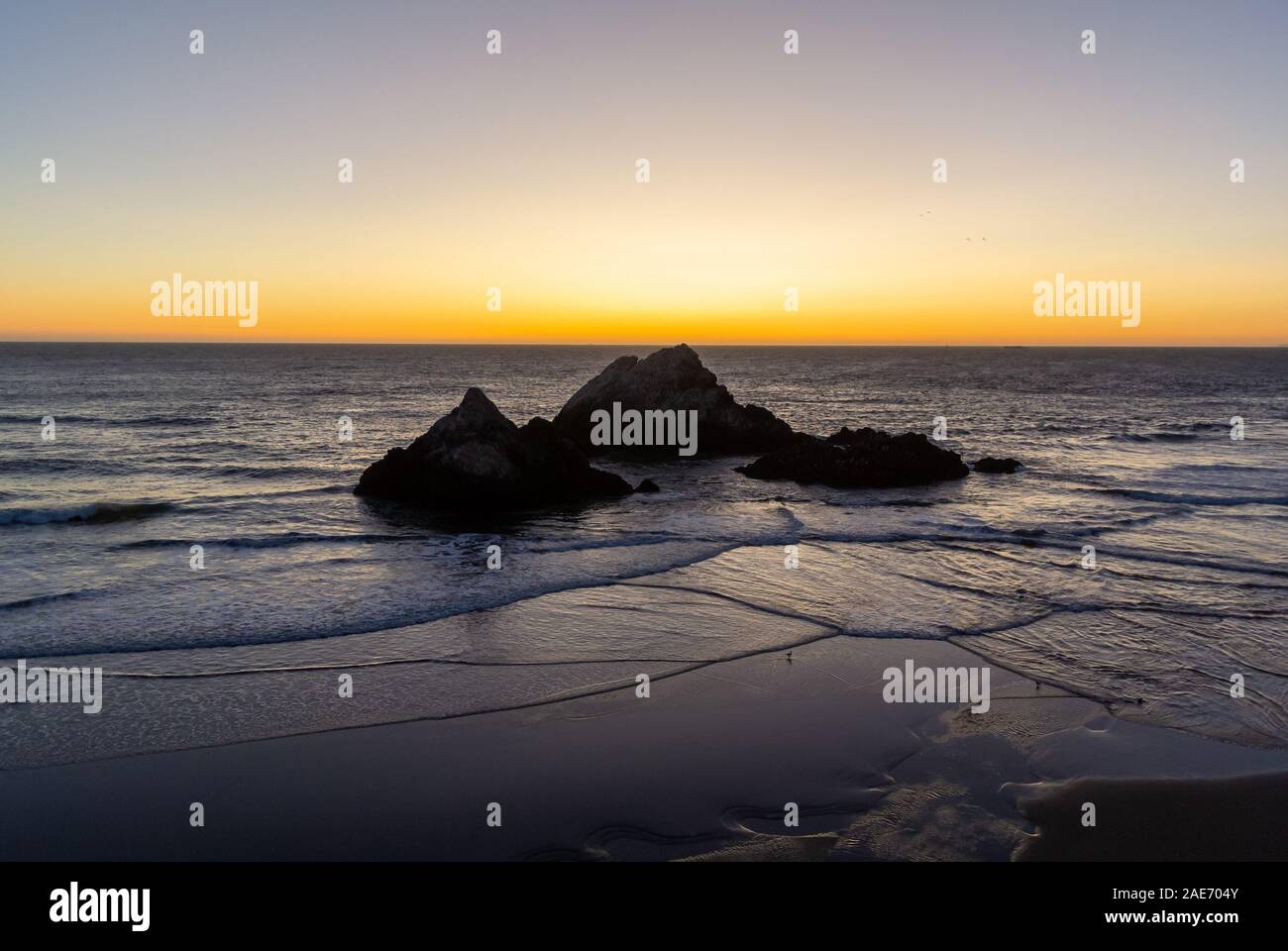 San Francisco / Vereinigte Staaten von Amerika, USA - 30. September 2019: die Silhouetten der Riffe in Ocean Beach während der Dämmerung Stockfoto