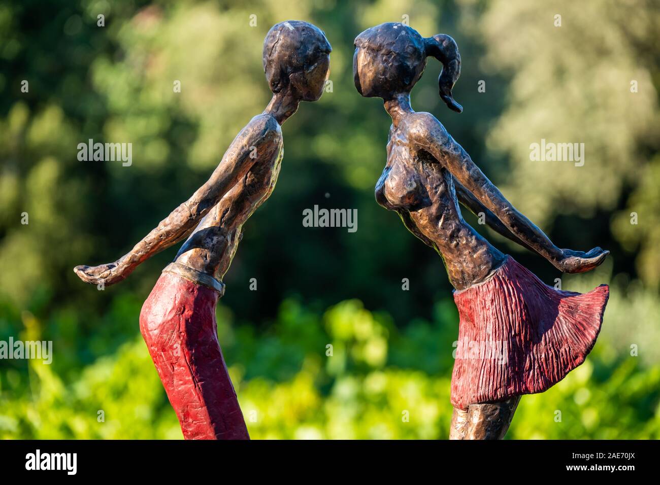 Florenz, Italien - 29. Juni 2018: "Der erste Kuss" Skulptur in Bronze und führen Fusion datiert 2018, die von der Künstlerin Sarah Del Giudice, Florenz Stockfoto