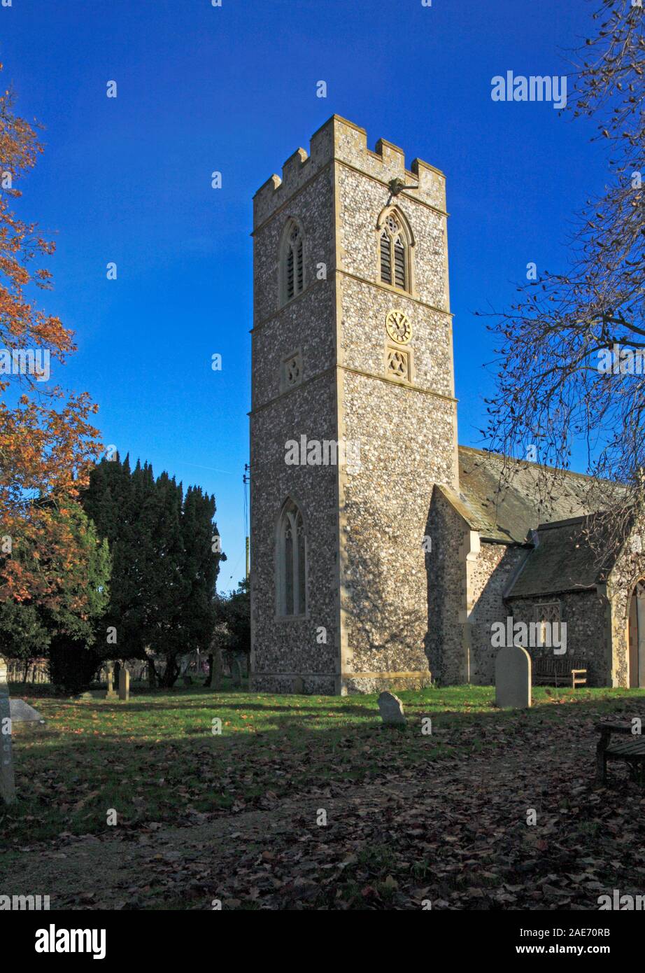 Ein Blick auf den Kirchturm mit Memorial clock zu Pfarrei Männer im Großen Krieg 1914-1918 am Kirby Bedon, Norfolk, England, Vereinigtes Königreich, Europa gesunken. Stockfoto