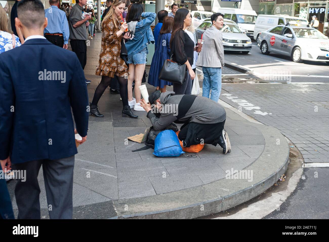 27.09.2019, Sydney, New South Wales, Australien - Fußgänger zu Fuß von einem obdachlosen Bettler im Central Business District der Metropole. Stockfoto