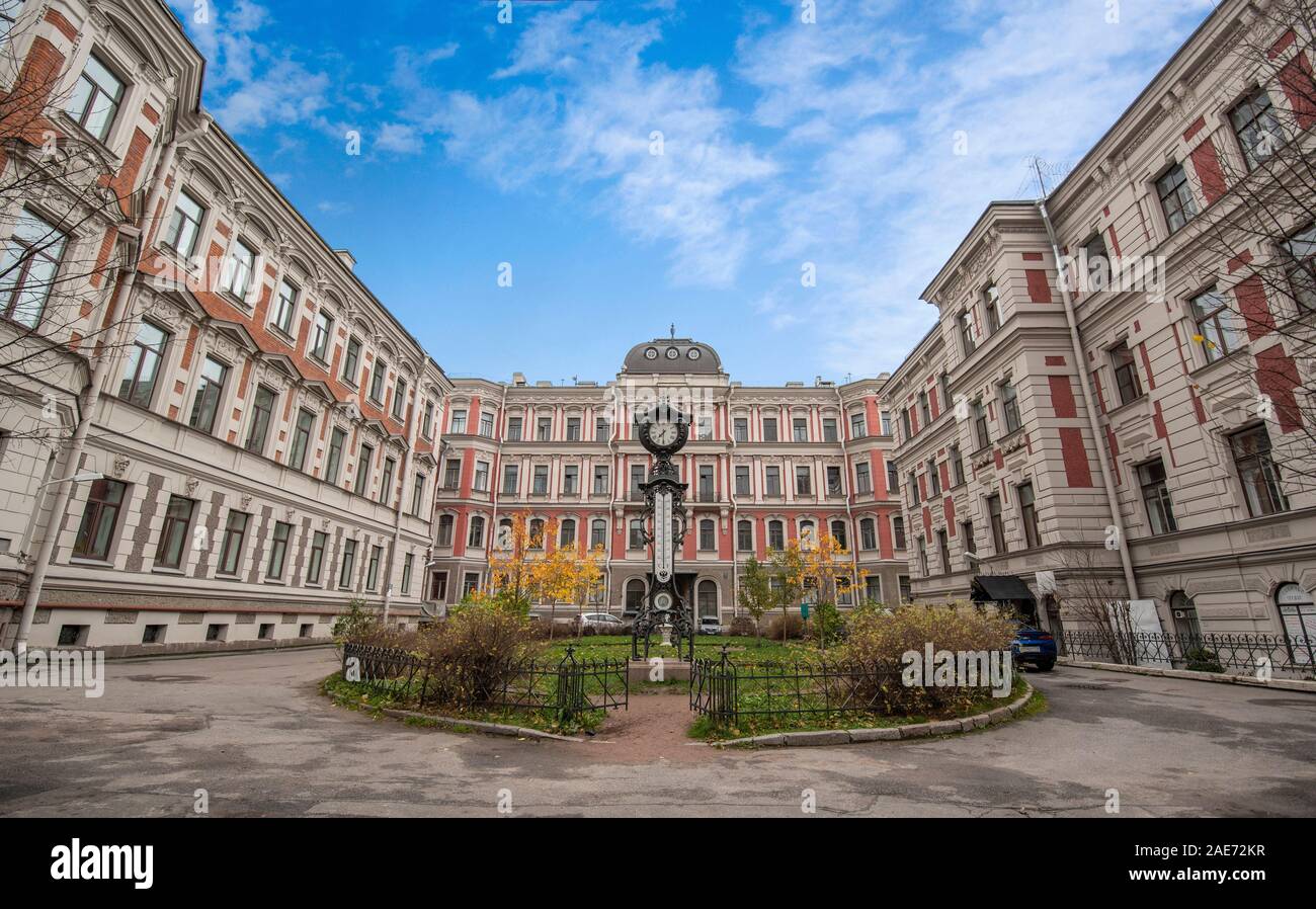Sankt Petersburg, Russland. Haus der Versicherungsgesellschaft "Russland". Haus 27 in der Mochovaya-Straße, wo das Denkmal „Hundeherz“ installiert ist. Stockfoto