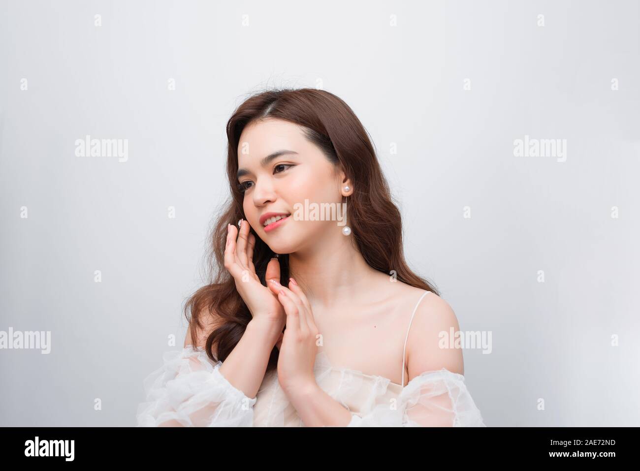 Closeup schöne junge asiatische Frau Gesicht isoliert auf weißem Stockfoto