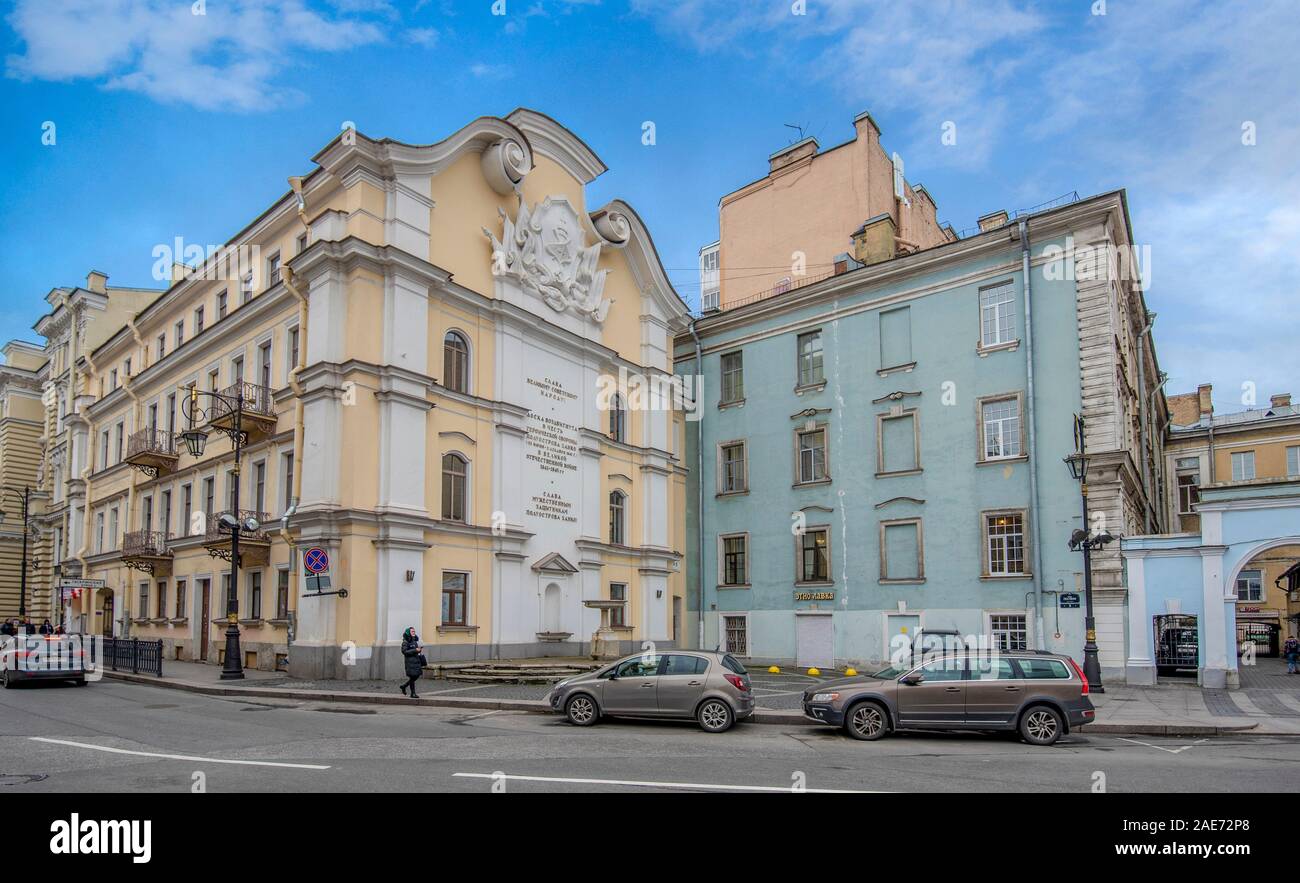 Eine Fassade des Gebäudes im klassischen neobarocken Stil und Statuen in Sankt Petersburg, Russland. Stockfoto