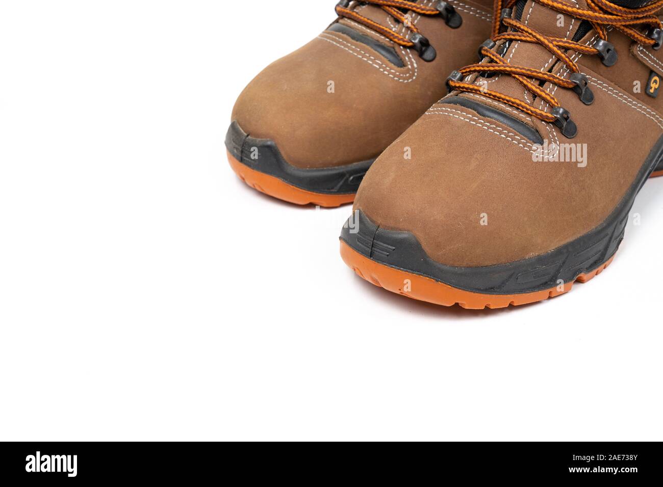 Neue Schuhe für die Arbeit mit Schnürsenkeln. Sicherheitsschuhe auf einem weißen Hintergrund, der Arbeit Schuhe für Männer in der Fabrik oder der Industrie Fuß vom Unfall zu schützen. Stockfoto