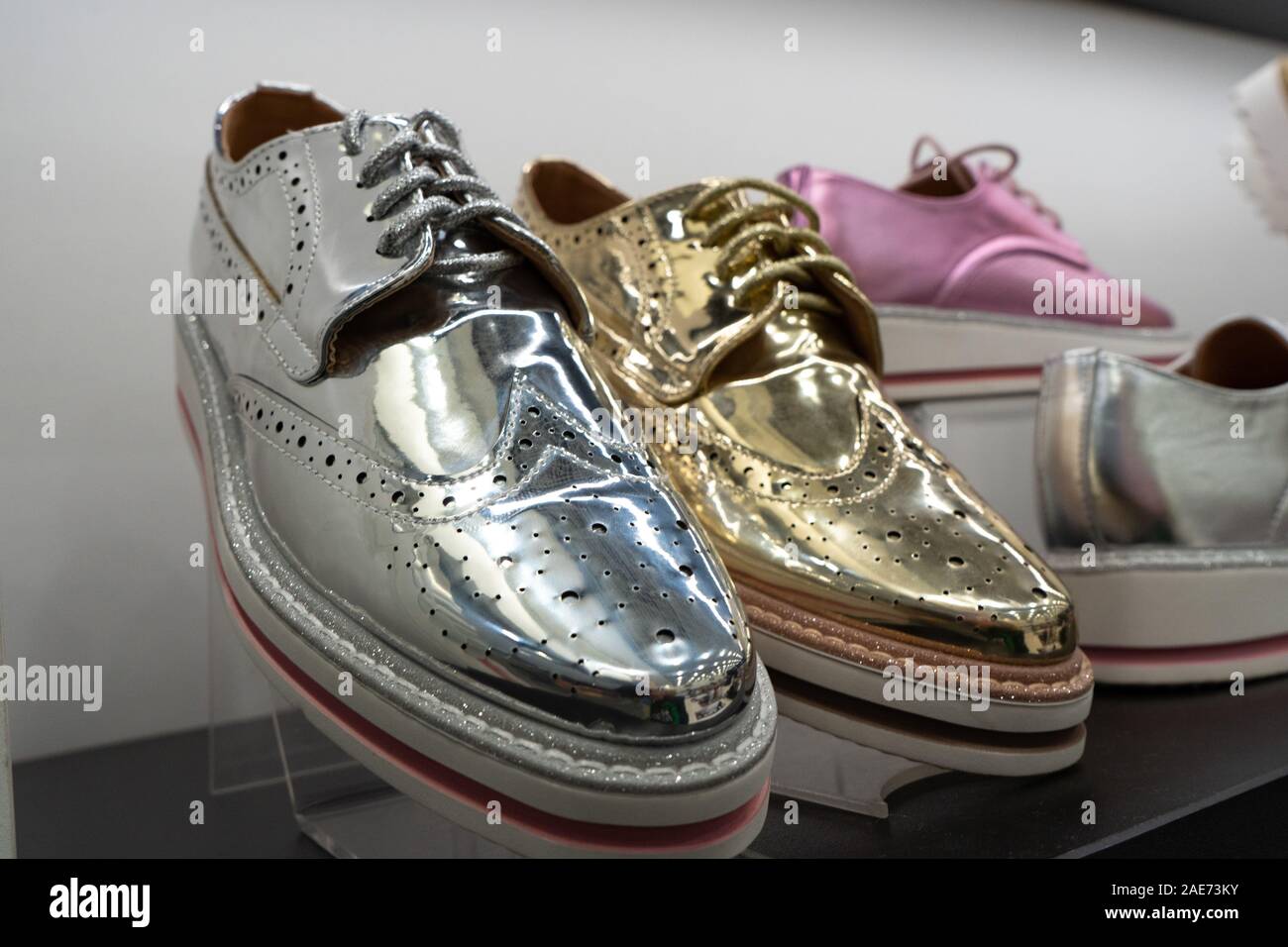 Tscheljabinsk, Russland - August 2019. Reihen von Schön, elegant, farbigen Damen Schuhe im Regal. Women's Schuhgeschäft. Horizontale Rahmen Stockfoto