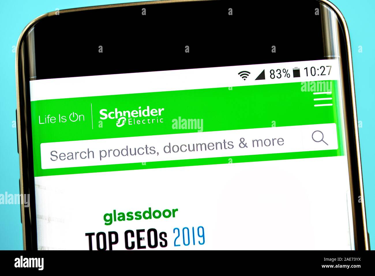 Berdyansk, Ukraine - August 1, 2019: Illustrative Editorial von Schneider Electric Homepage. Schneider Electric Logo auf dem Handy sichtbar Stockfoto