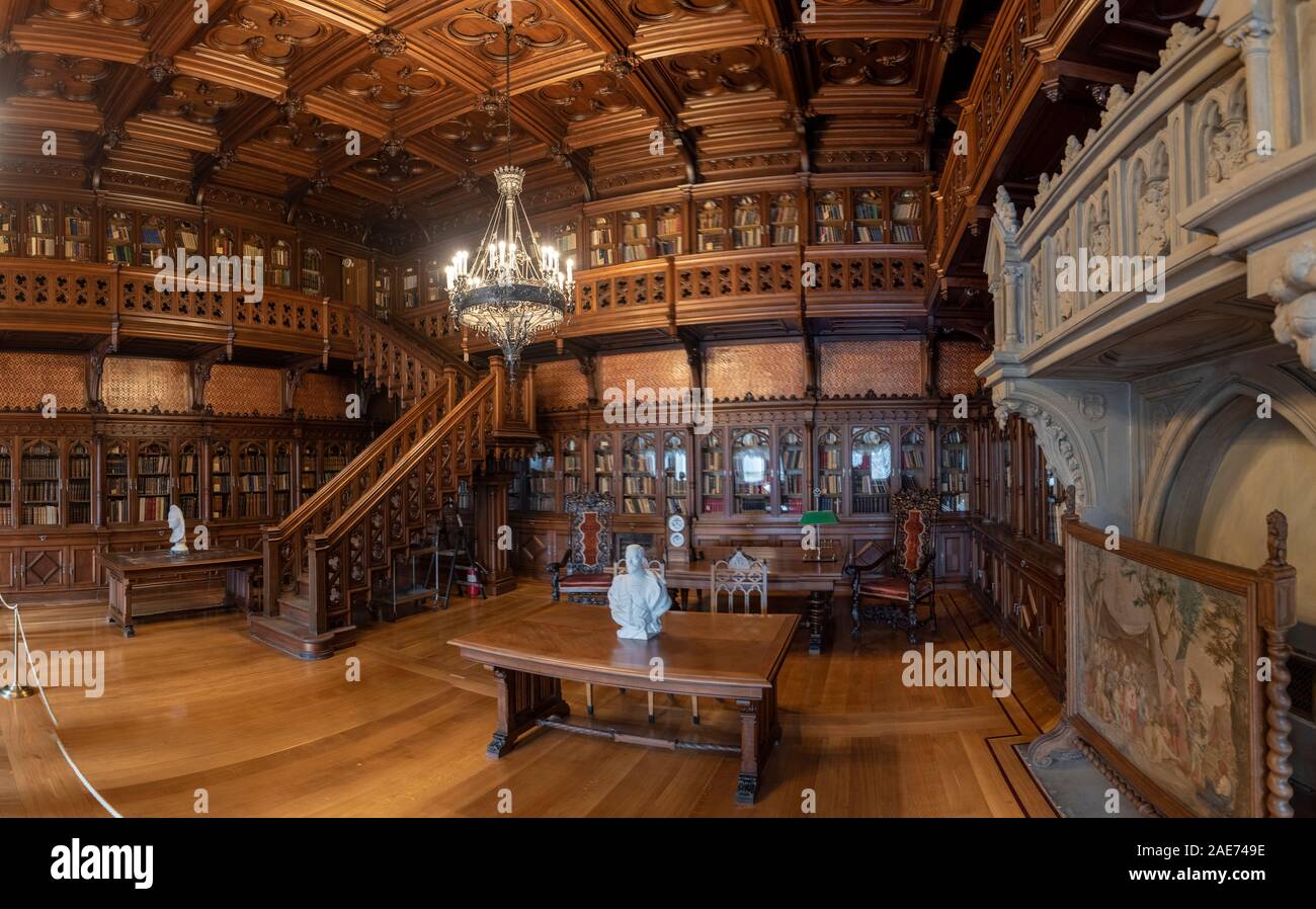 Interieur aus Holz der Bibliothek innerhalb der Eremitage von Kunst und Kultur im Winter Palace in St. Petersburg, Russland Stockfoto