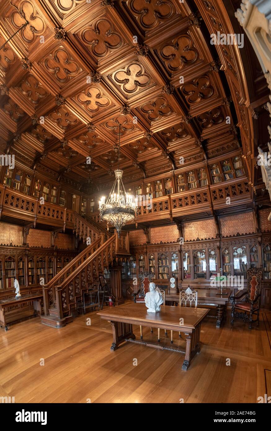 Interieur aus Holz der Bibliothek innerhalb der Eremitage von Kunst und Kultur im Winter Palace in St. Petersburg, Russland Stockfoto