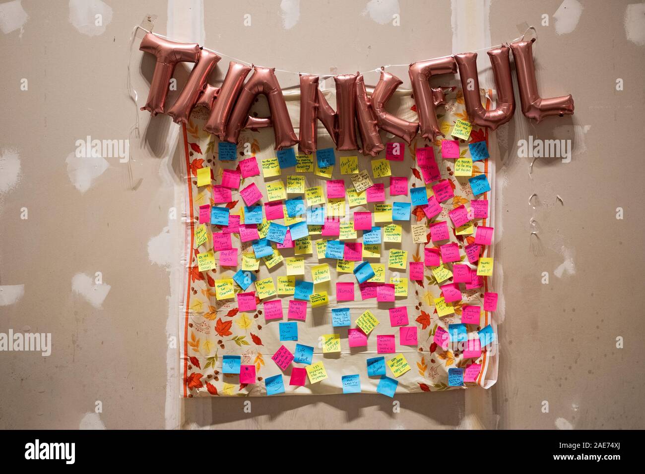Um den Thanksgiving Feiertag, ein Starbucks auf der Park Ave &. 34Th St. hatte Post-it-Notizen von Kunden über das, was sie dankbar für & wünschen. Stockfoto