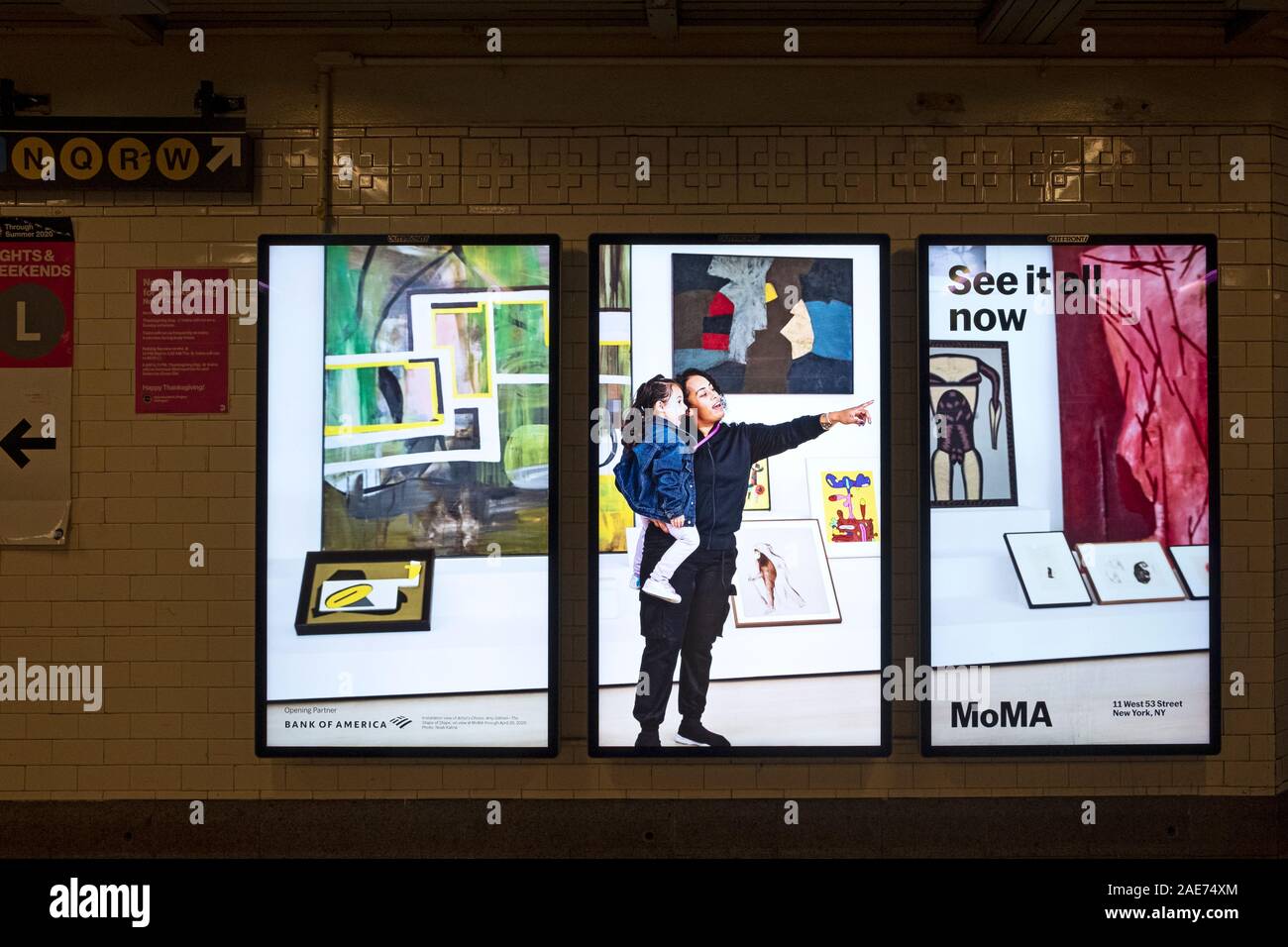 Triptychon. Eine koordinierte 3 Panel Screen mit bewegten Bildern Werbung für MOMA, das Museum für Moderne Kunst in einer U-Bahn-Station in NYC. Stockfoto