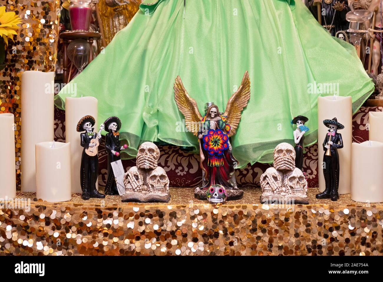 Santa Muerte Statuen & Votiv Kerzen im Haus Tempel eines mexikanischen amerikanischen Anhänger in Jackson Heights, Queens, New York City Stockfoto