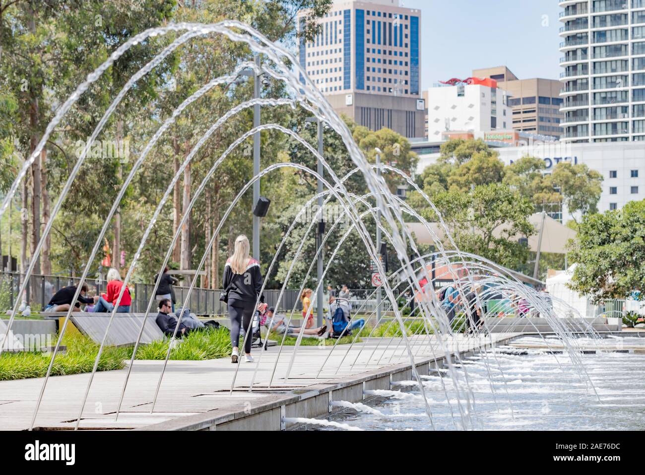 Im Boden Wasser Brunnen Wasser in die Luft Spritzen in einen Spielplatz in Sydneys Darling Viertel in der Nähe des CBD in Australien Stockfoto