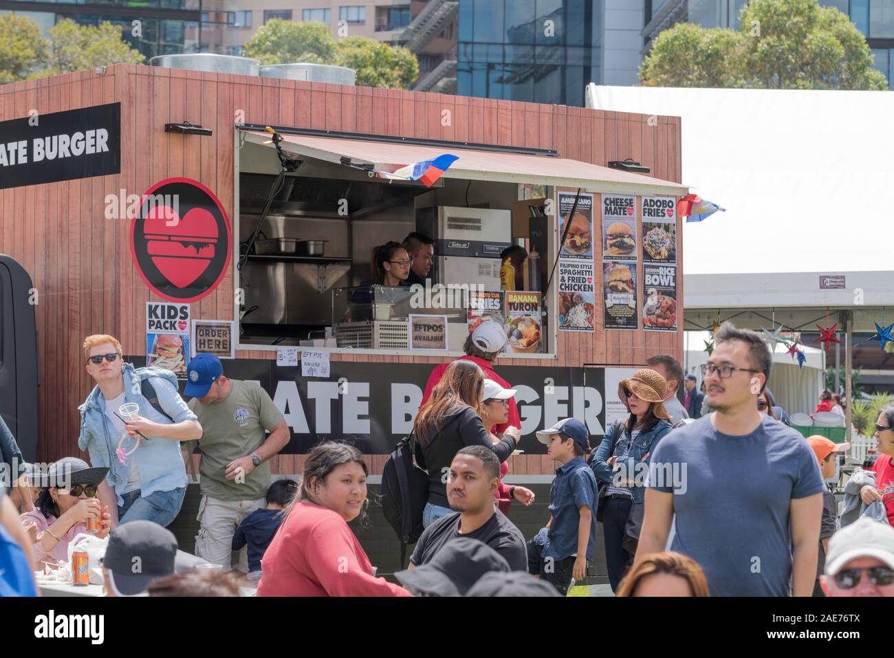 Leute, Shopping und Warteschlangen am Wochenende essen Marktstände an philippinische Pasko Festival in Sydney, Australien Stockfoto