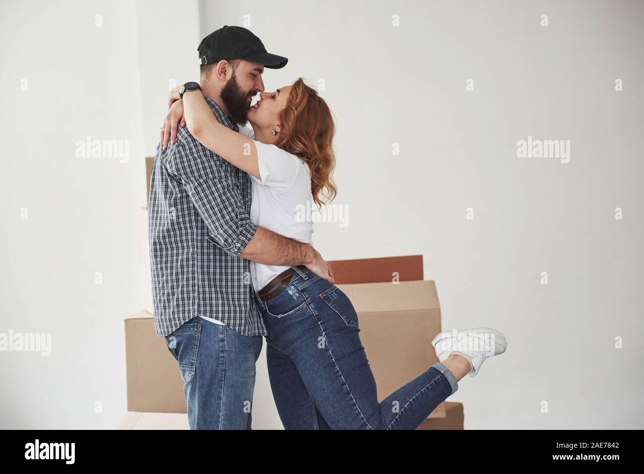 Reine Liebe. Glückliches Paar zusammen in Ihrem neuen Haus. Konzeption von verschieben Stockfoto