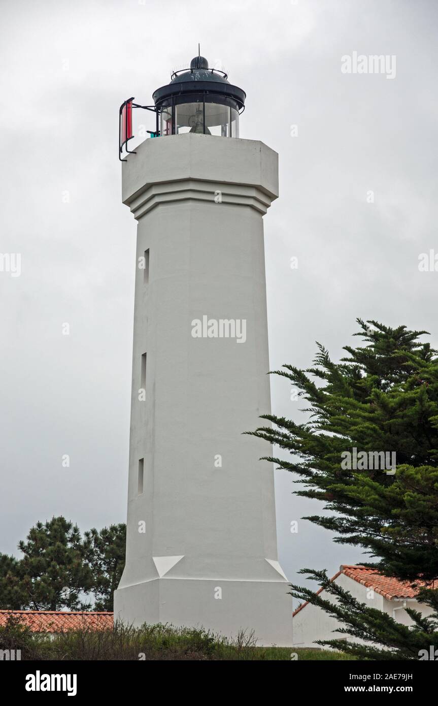 Die Leiste de Garde Leuchtturm (16 m) mit seinen Art déco-weissen Turm und Black Lantern, La Tranche-sur-Mer, Vendee (85) Pays de la Loire, Frankreich Stockfoto