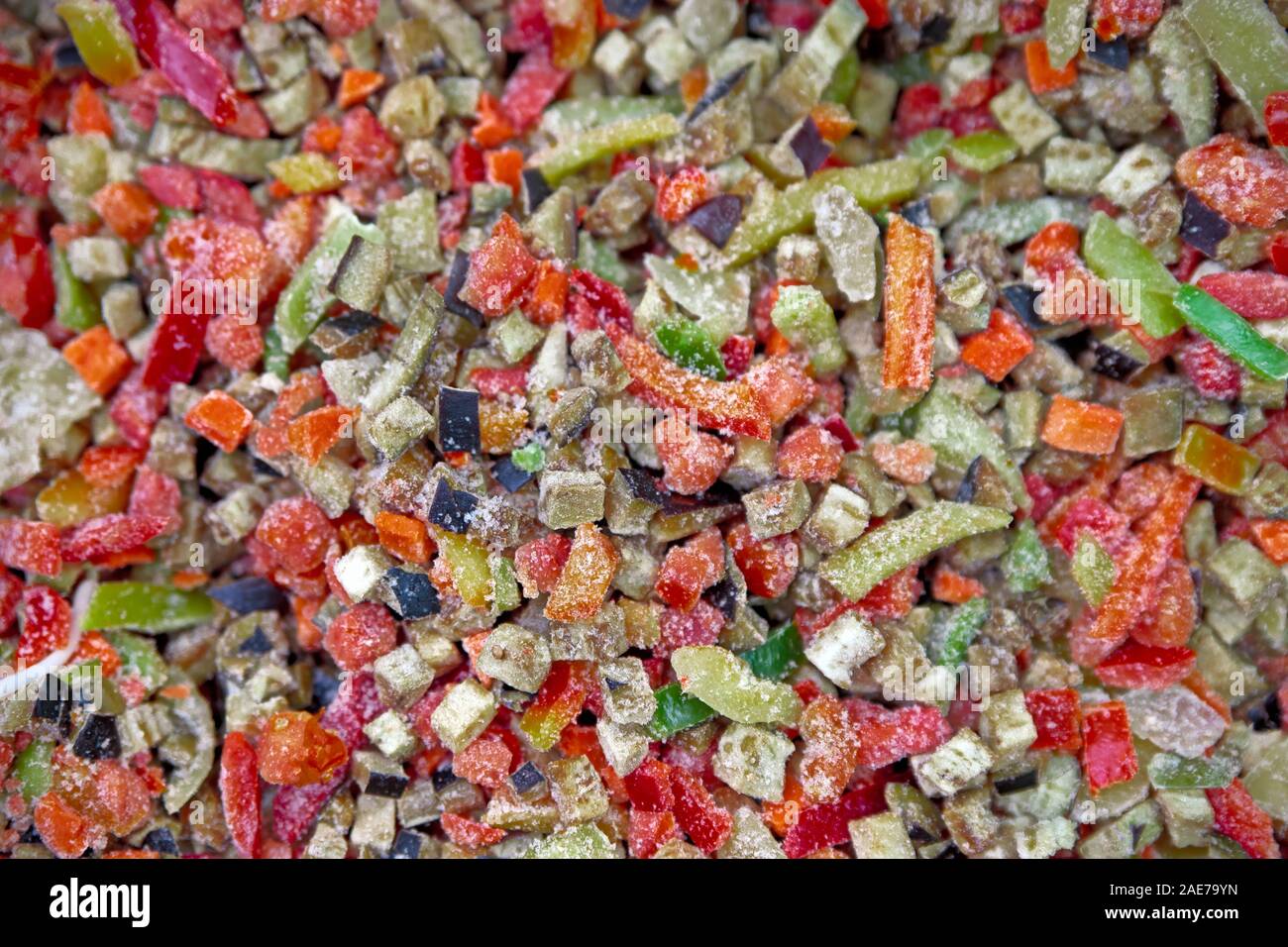 Bunte Gemüse der Saison eingefroren und in den Lebensmittelgeschäften verkauft. Natürliche Produkte, die für schnelles Kochen gesunde Ernährung geeignet sind. Stockfoto