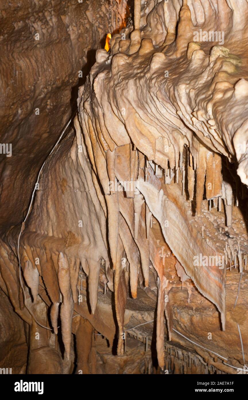 Stalaktiten und Calcit Konkretionen in die prähistorischen Höhlen von payrignac in der Nähe von Gourdon-en-Quercy, Lot, Frankreich Stockfoto