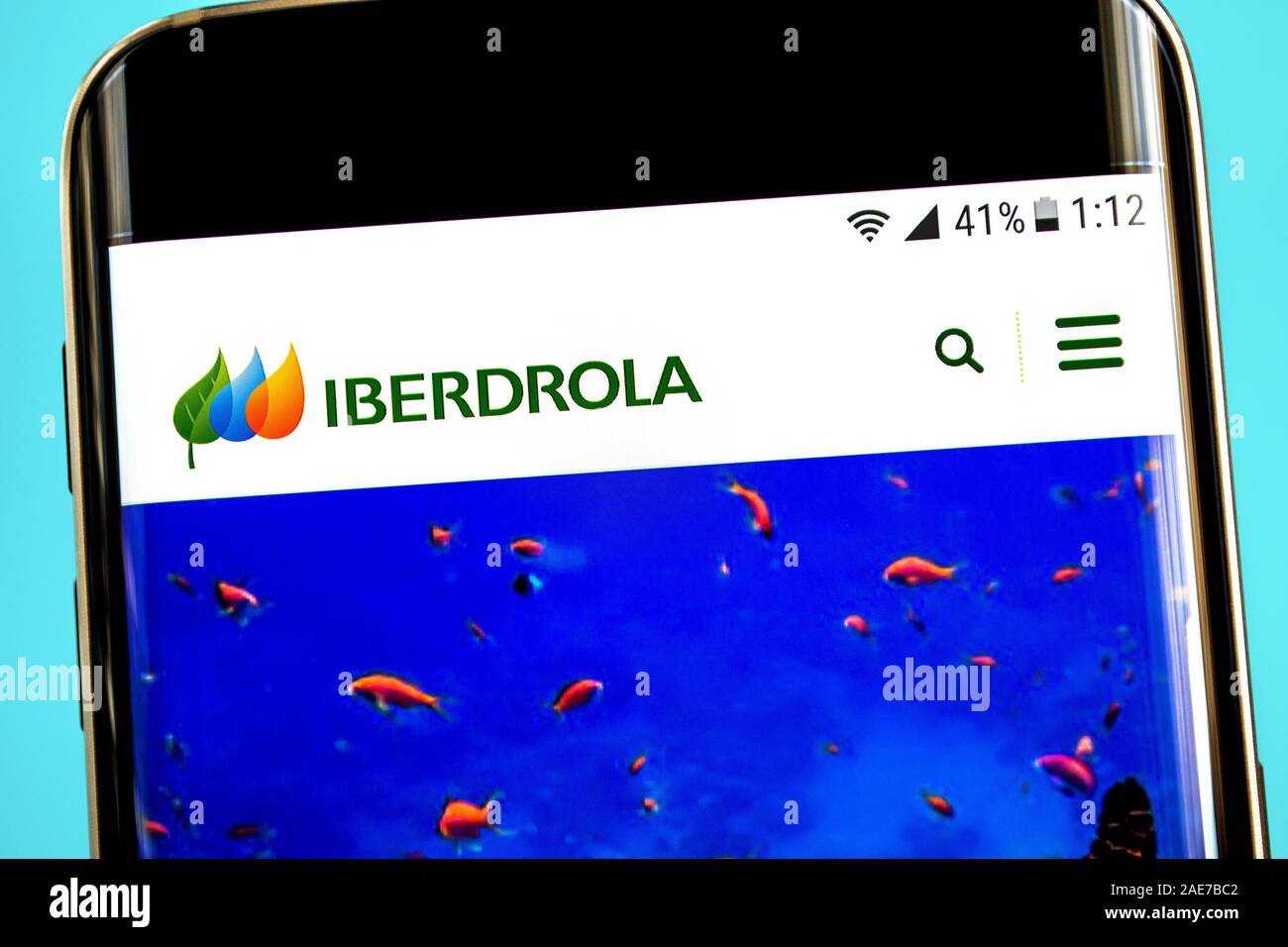 Berdyansk, Ukraine - August 1, 2019: Illustrative Editorial von Iberdrola Homepage. Iberdrola Logo sichtbar auf dem Bildschirm des Telefons. Stockfoto