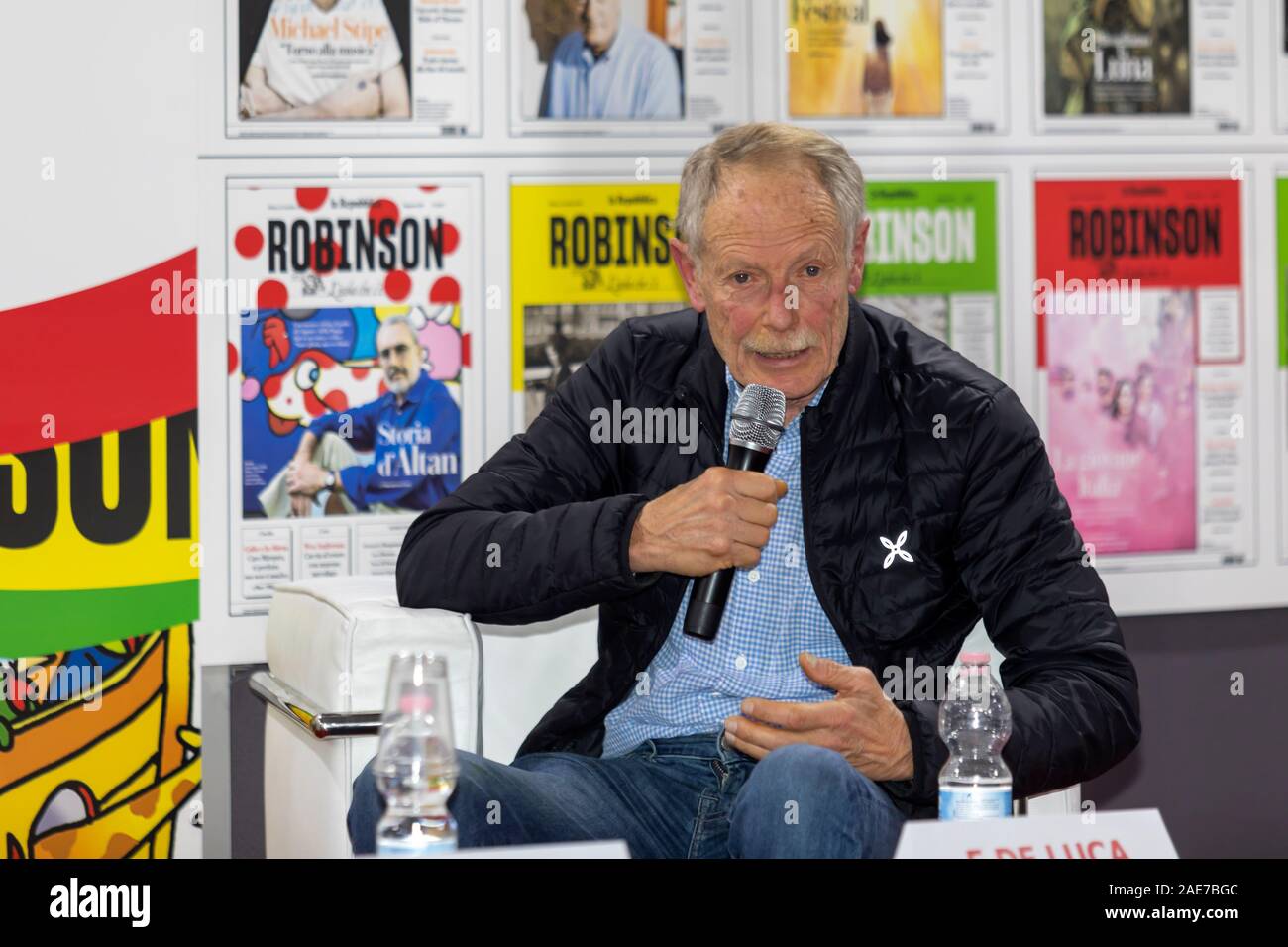 Roma, Italien. 05 Dez, 2019. Der Schriftsteller Erri De Luca unterhalten mit Gregorio Botta innerhalb der Arena Robinson. An der kleinen und mittleren Verlage Messe "mehr Bücher, mehr frei" im Roma Convention Center - La Nuvola. (Foto von Gennaro Leonardi/Pacific Press) Quelle: Pacific Press Agency/Alamy leben Nachrichten Stockfoto