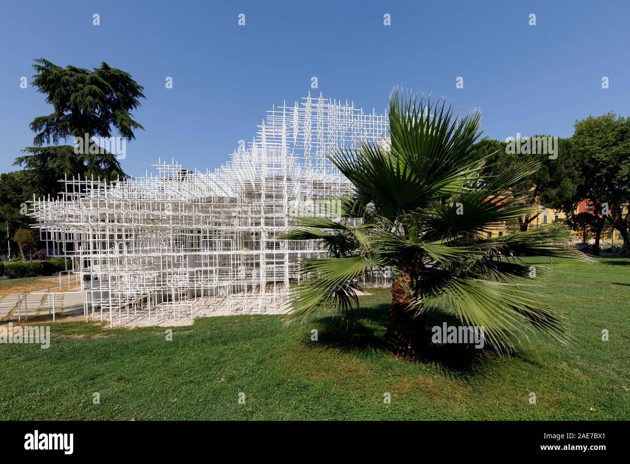 Tirana, Albanien, 8. Juli 2019: Installation kunst Objekt namens 'The Cloud' im Zentrum von Tirana. Von der renommierten japanischen Architekten Sou Fuji konzipiert Stockfoto