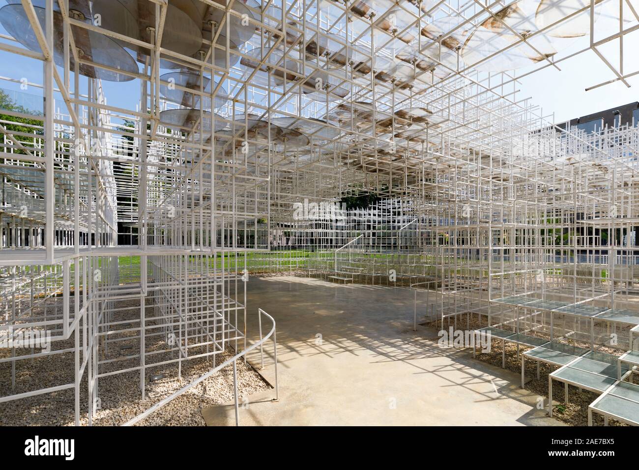 Tirana, Albanien, 8. Juli 2019: Installation kunst Objekt namens 'The Cloud' im Zentrum von Tirana. Von der renommierten japanischen Architekten Sou Fuji konzipiert Stockfoto
