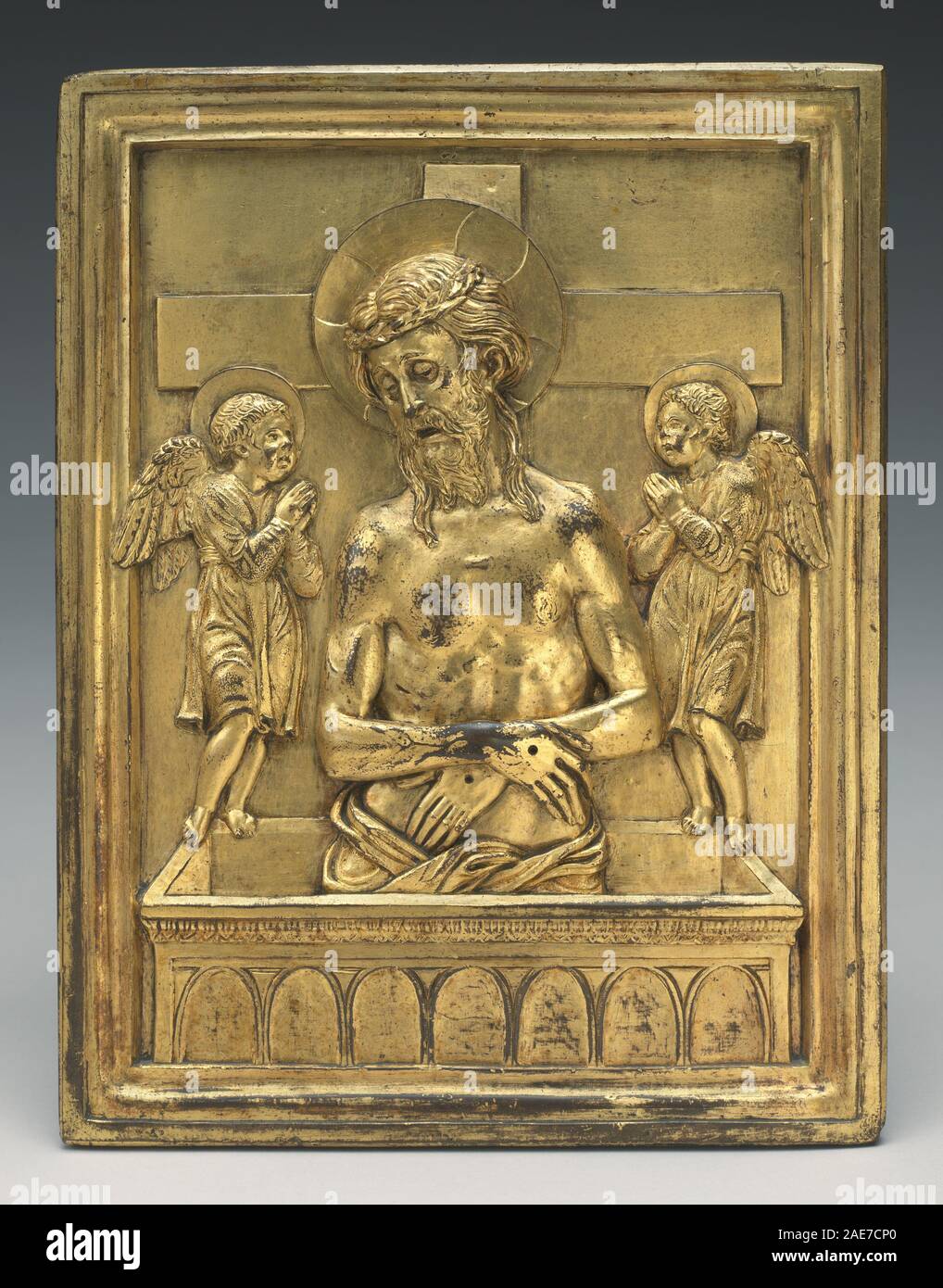 Bartolomeo Bellano (Padua, 1437/1438 - 1496/1497), Der tote Christus mit zwei Engel, vergoldeter Bronze, Samuel H. Kress Sammlung 1957.14.139 Bartolomeo Bellano, Der tote Christus mit zwei Engel Stockfoto