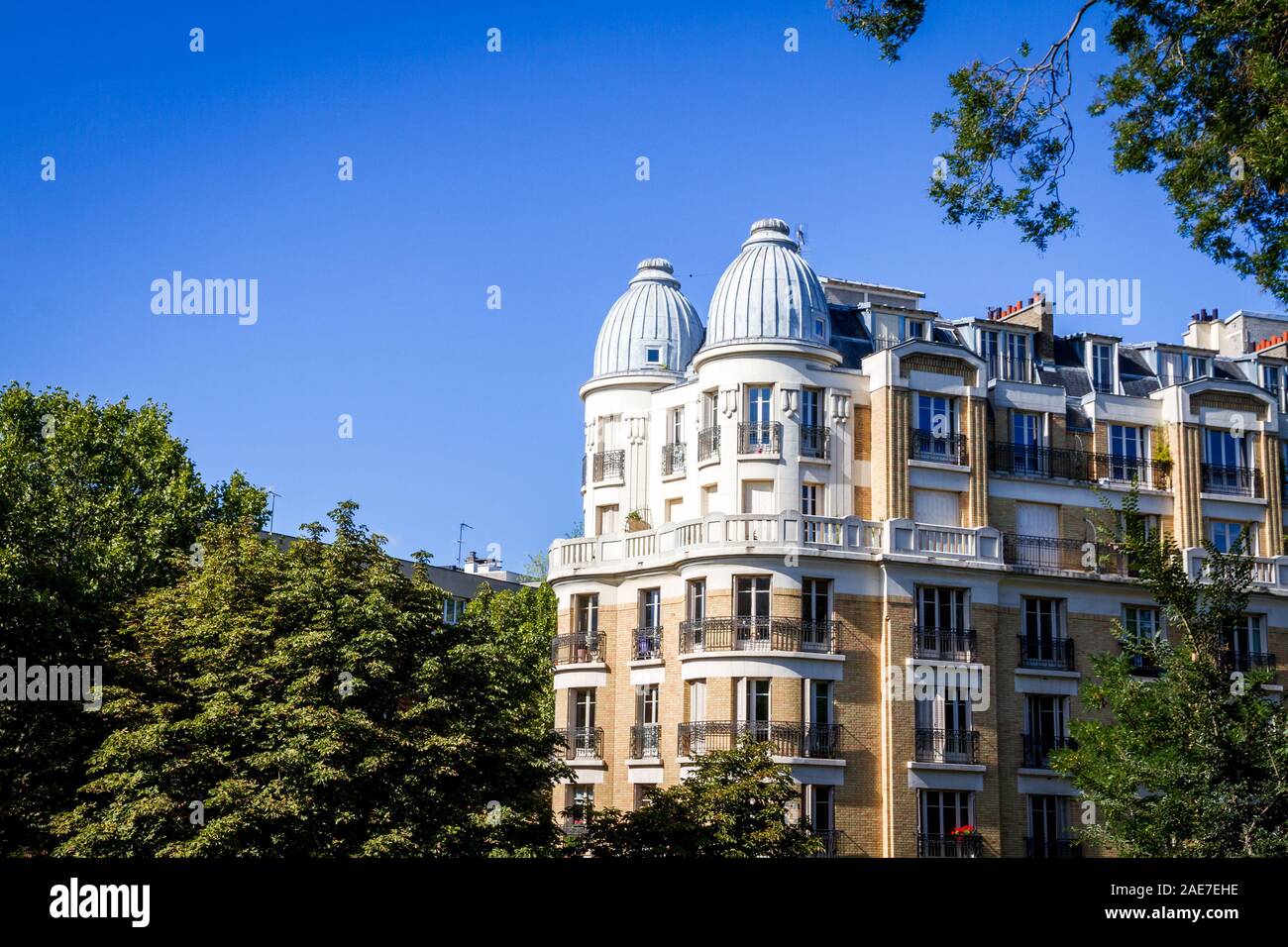 PARIS/FRANKREICH - September 3, 2019: Haussmann Gebäude Blick vom Buttes-Chaumont Park Stockfoto