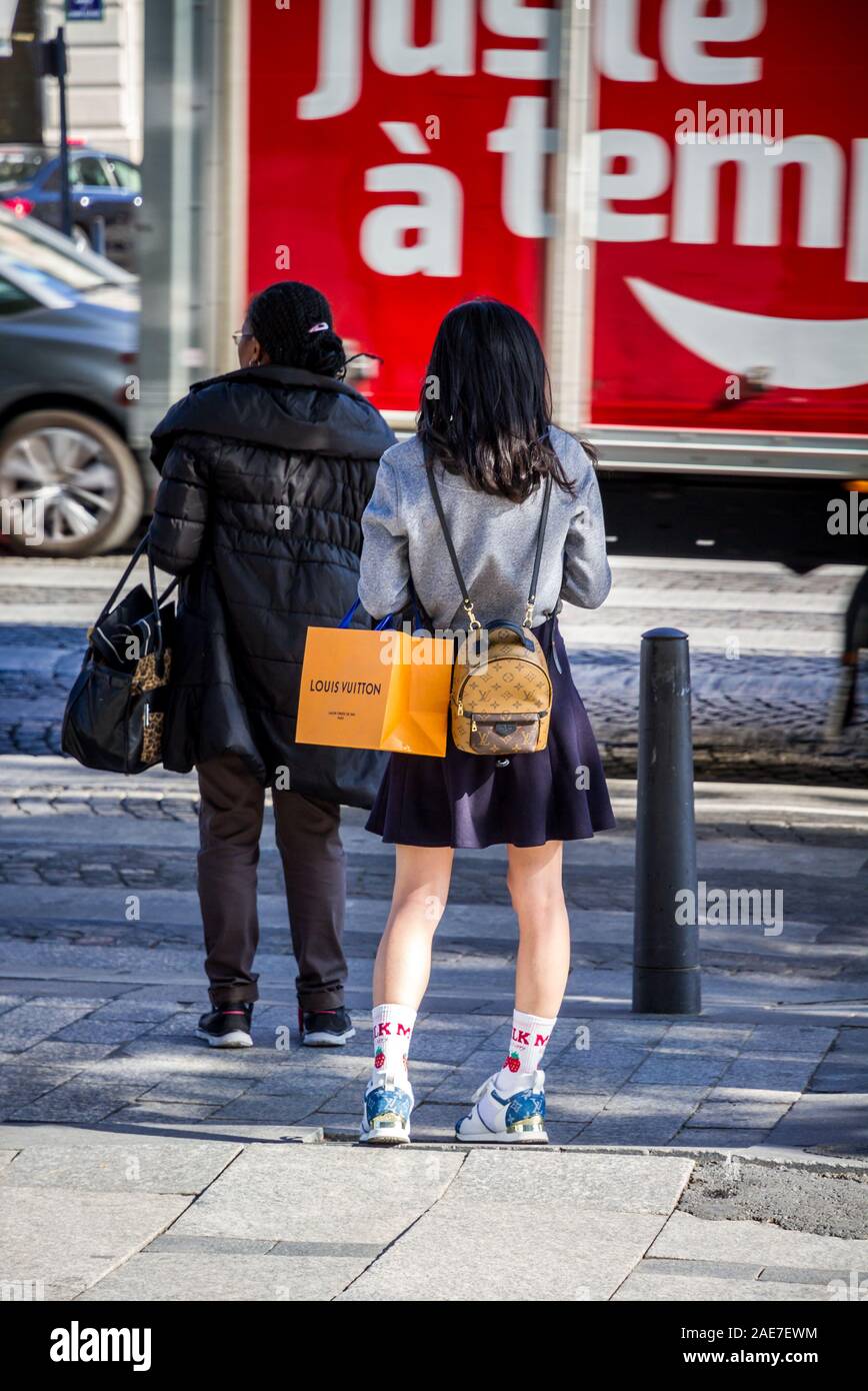 Paris/Frankreich - September 10, 2019: Asiatische tourist Mädchen mit einer Louis  Vuitton Shopping Bag auf Champs-Elysees avenue Stockfotografie - Alamy