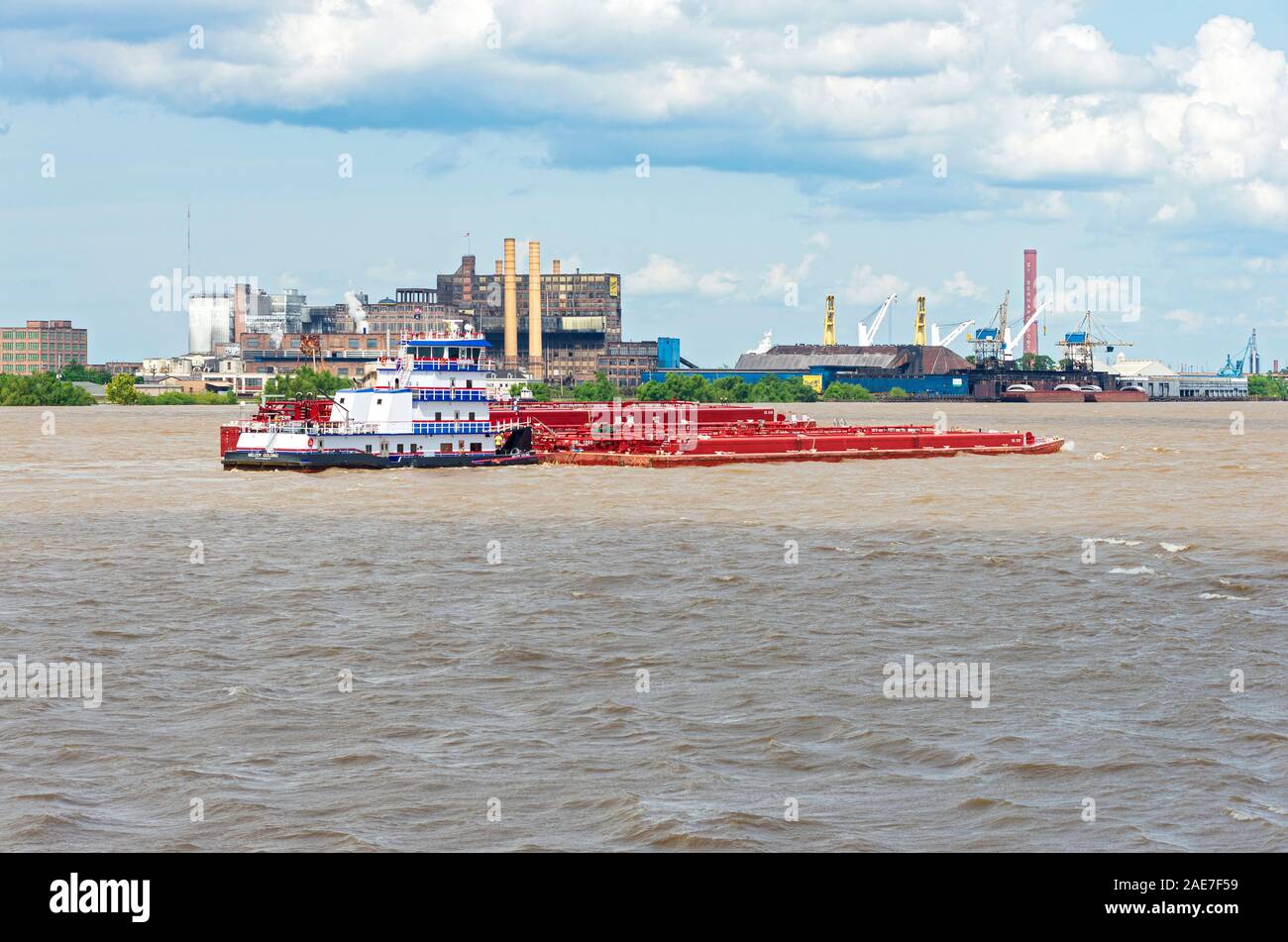 NEW ORLEANS, LA, USA - 14. JUNI 2019: Speyrer drücken Lastkahn auf Mississippi River in der Nähe der Raffinerie- und Saint Bernard Port. Stockfoto